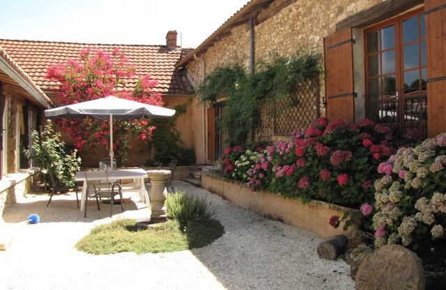 Spacious and tranquil Farmhouse, Private Pool and Beautiful Walled Courtyard.