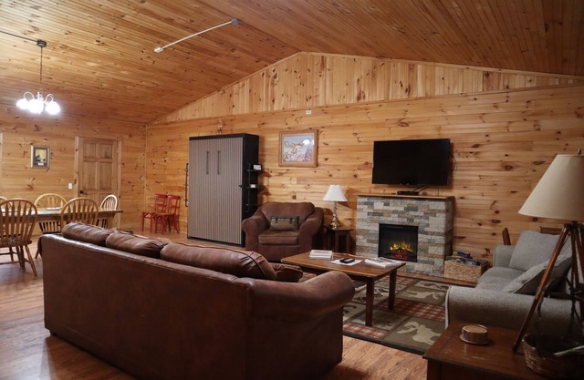 Spacious and Accessible 2 BR Cabin in Duffield, VA near Devil's Bathtub