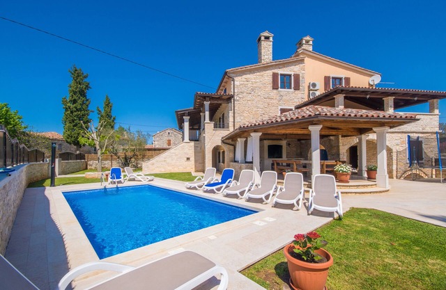 Spacious and beautiful stone Villa, private pool, garden, peaceful location
