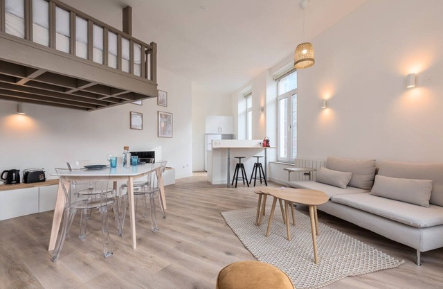 Spacious and bright studio in the center.