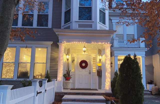 Spacious and Charming 2BR condo with deck central AC/Prime location in Newton