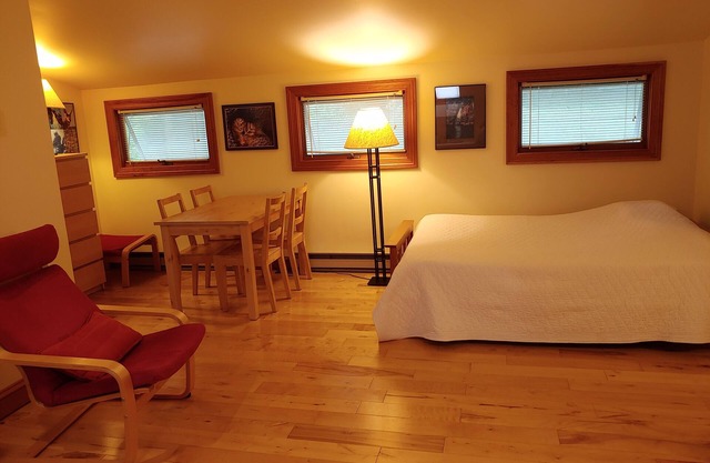 Spacious and comfortable, king bed and double futon sofa, kitchen, near 7 Oaks