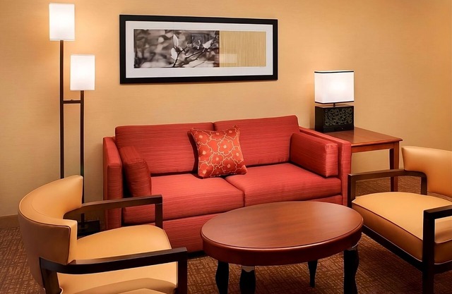 Spacious and Fully-furnished Accommodation! Pets Allowed, Indoor Swimming Pool!