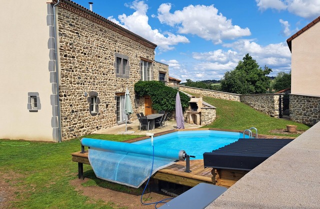 Spacious and luxurious cottage for 12 people in Espalem in Auvergne