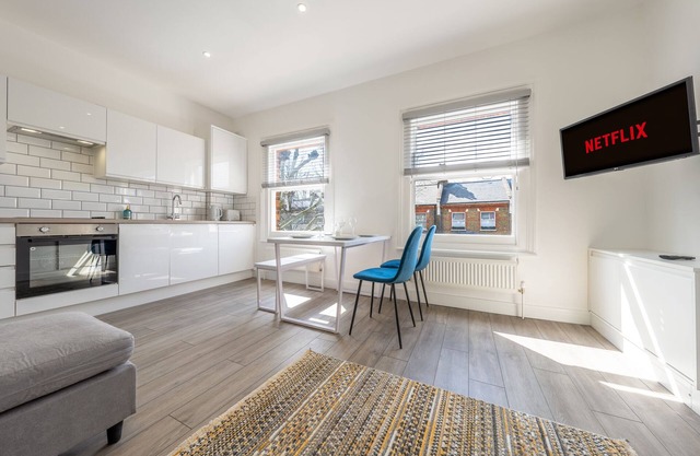 Spacious and Modern 2 Double Bedroom Private Apartment