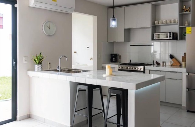 Spacious and modern 3 bedroom house with WiFi, Casa 57 San Miguel