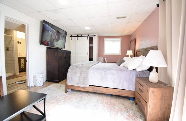 Spacious and private! Connected to the internet to keep in touch with.