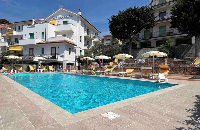 Spacious apartment with sea view, pool, parking space
