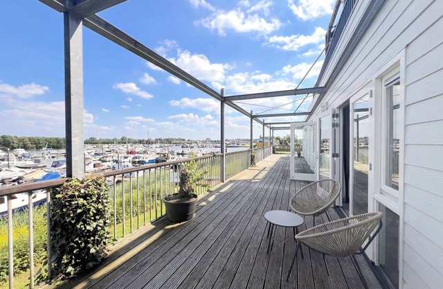Spacious apartment by the water in Maasbommel