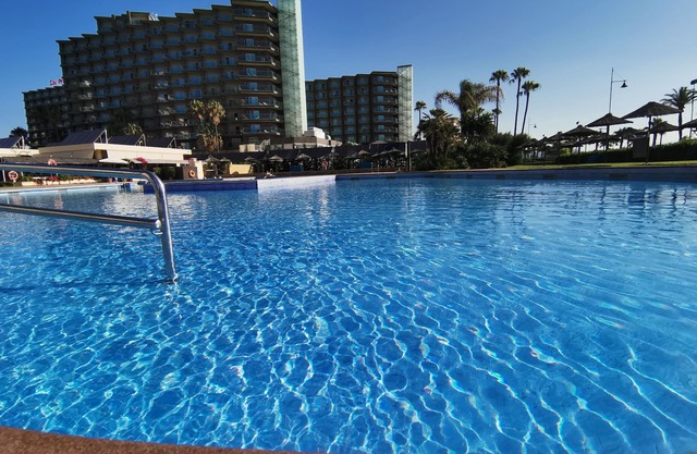 Spacious apartment on the beach, FREE WIFI FIBER, wonderful views, Playamar