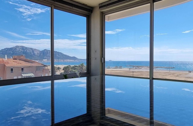 Spacious apartment with panoramic sea view & parking