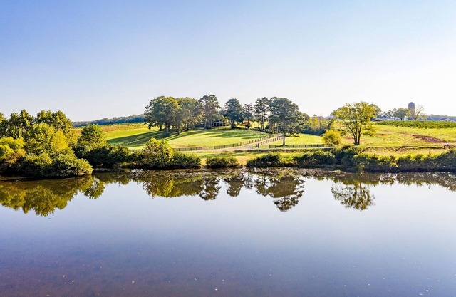 Spacious APPLE ORCHARD STAY: Grand Farmhouse with Lake Views!