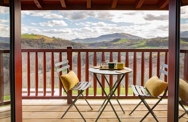 Spacious BAÏGURA studio, mountain views, direct access to pool & spa