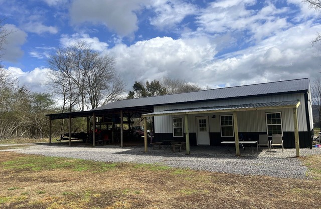 Spacious barndominium on scenic farmland. 5 miles from Guntersville boat ramp!