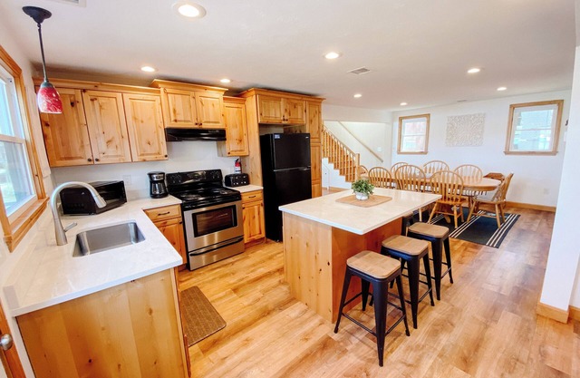 Spacious Beachfront Lakehouse, w/Lg Front Yard, Dock, & Mountain Views!