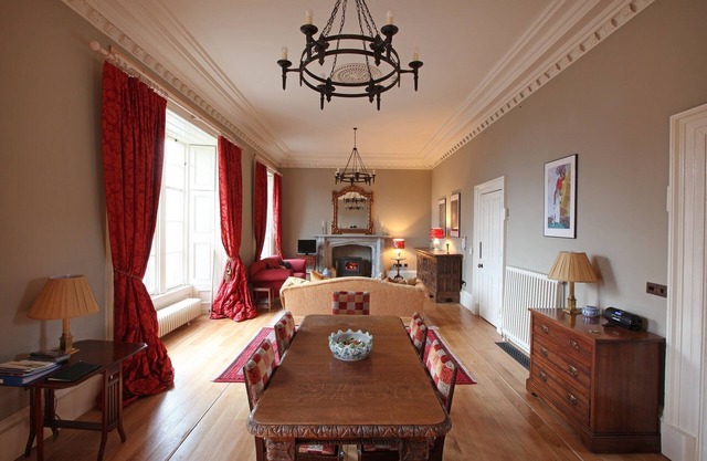 Spacious Beautiful Historic Apartment on Fife coast close to Edinburgh