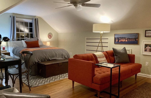 Spacious bedroom in Gladwyne close to main line colleges, center city and more