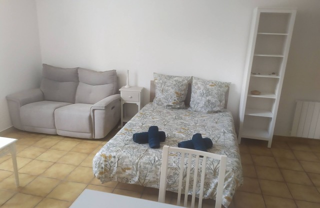 SPACIOUS, BRAND-NEW, VERY BRIGHT AND TASTEFULLY DECORATED KESSLER STUDIO.