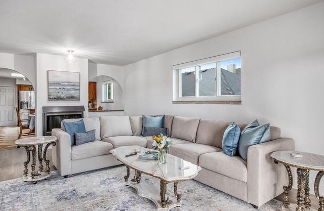 Spacious & Bright 3BR + 3BTH near UBC (direct road!) & Downtown