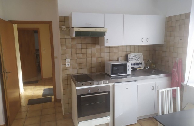 SPACIOUS, BRIGHT, BRAND-NEW STUDIO OVERLOOKING VINEYARDS AND HILLSIDES.