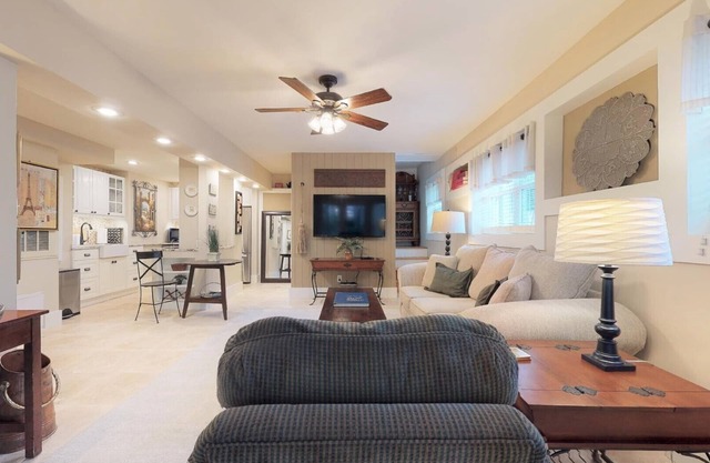 Spacious, bright, newly built, private, tree-draped w/covered patio/carport