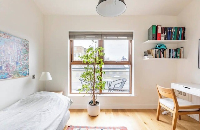 Spacious bright top floor apt w/view, gym, courtyard in the heart of Shoreditch