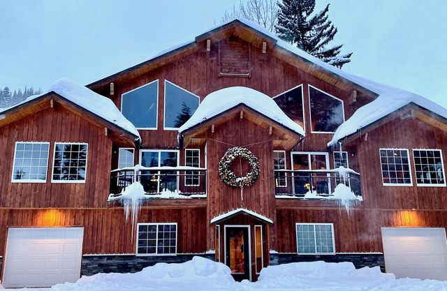 Spacious, bright walk/ski-in/ski-out* duplex with ample parking