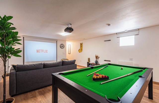 Spacious building - city center - sleeps 15