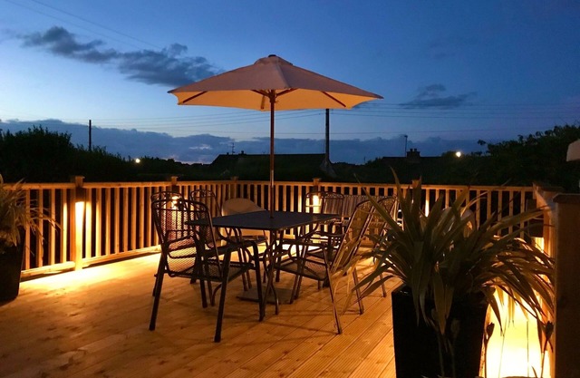 Spacious bungalow. Within walking distance of beach and Promenade. Large garden