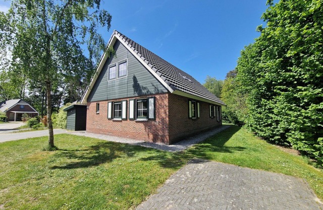 Spacious bungalow with open kitchen, terrace, 6 bedrooms and 2 bathrooms