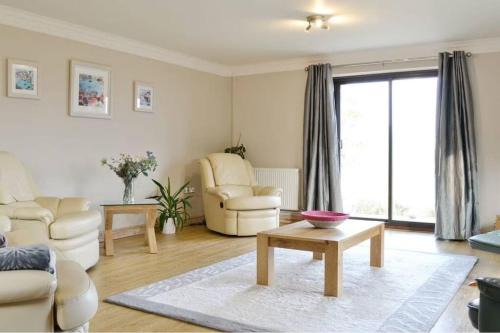 Spacious bungalow with estuary views near Llansteffan