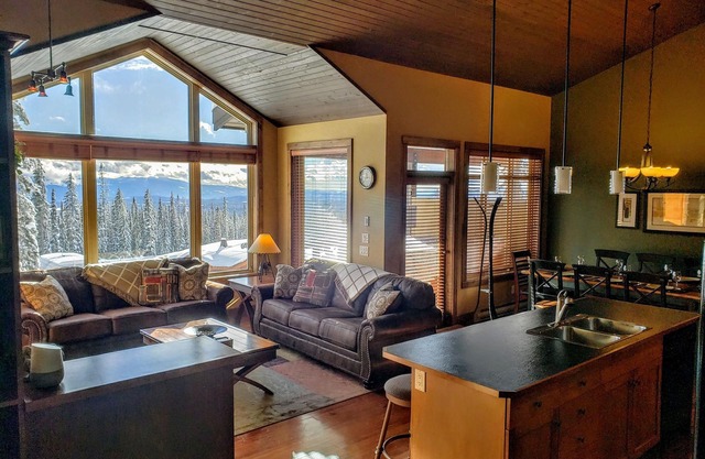 Spacious "Cabin Feel" Townhouse in Happy Valley