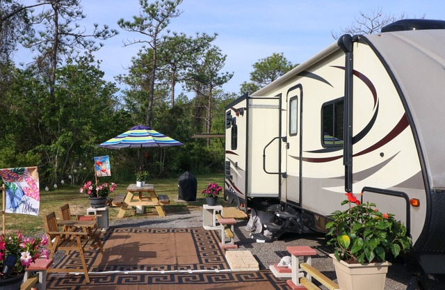 Spacious camper in a vacation destination! Only 10 mins to Dauphin Island Beach!