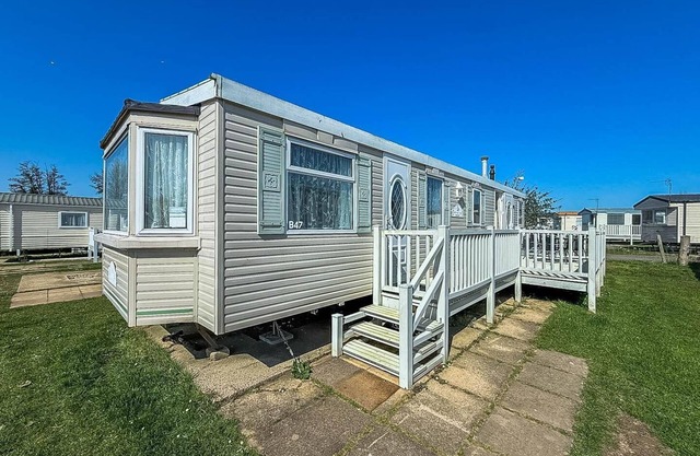 Spacious caravan for hire in Hunstanton at Manor Park Holiday Park ref 23047B