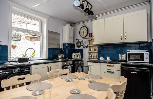 Spacious Charming Cottage near Lake and Sea