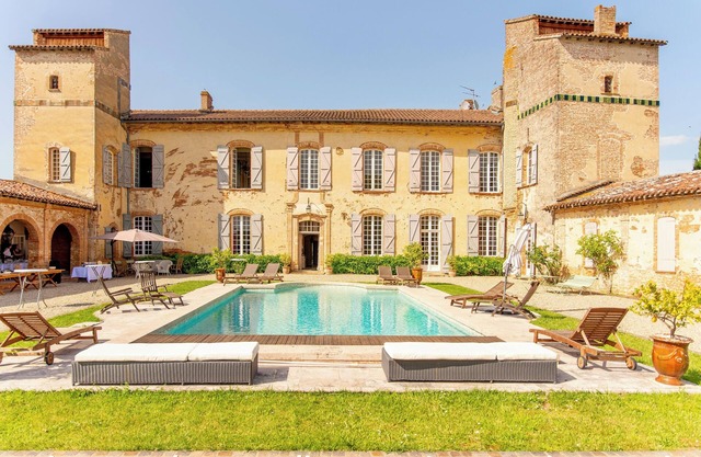 Spacious chateau in fabulous Issus with swimming pool and tennis, WiFi