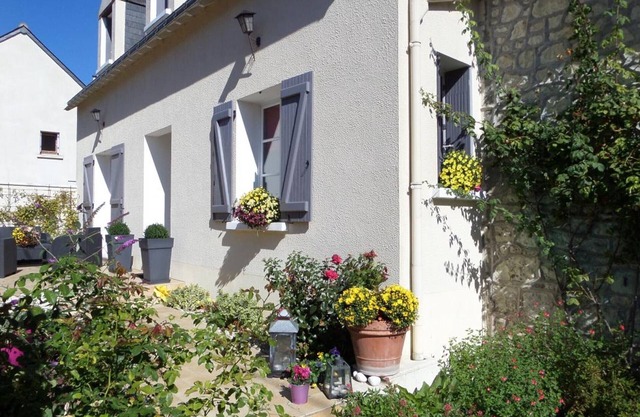 Spacious Cottage with Garden in Touraine Vineyards — Sleeps 10, Near Loire Castles