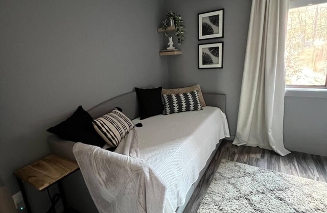 Spacious & Comfy Gem: Mins to Slopes, Arcade, Pkg!
