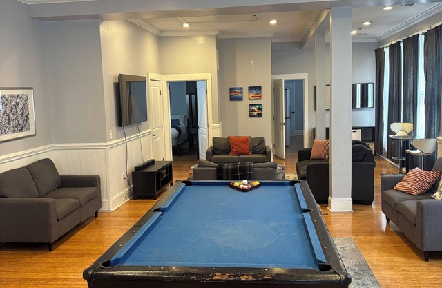 Spacious condo in the heart of nightlife district