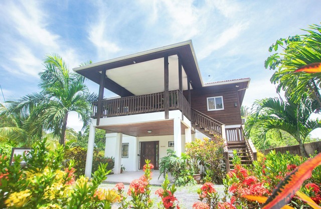 Spacious condo unit in West End paradise!