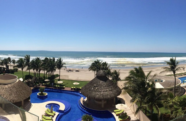 Spacious condo with Spectacular Ocean View, Beach access and Pool, sleeps 10
