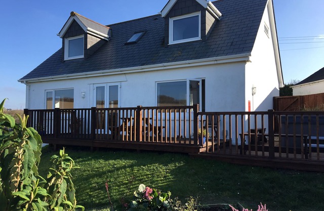 Spacious Cornish cottage, (8) & dog, hot-tub, privacy, sea views, parking.