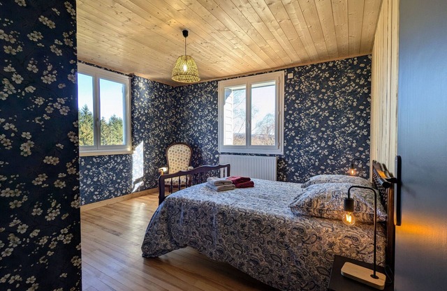 Spacious cottage for 10 pers. with large garden in Tence