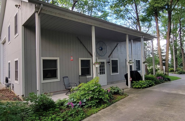 Spacious cottage near Lake Huron between Tawas and AuGres