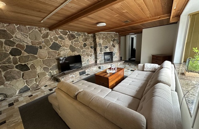 Spacious cottage style ground level unit