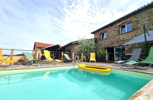 Spacious cottage with pool and spa in the countryside