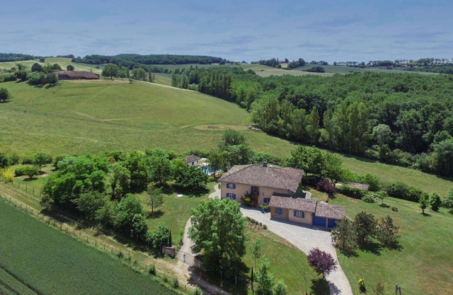 Spacious Countryside Villa, Games Room, Private Heated Pool & Large Grounds - 5mins from Salvagnac!