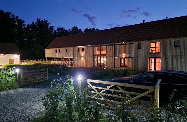 Spacious country house, private pool, 2 charging stations, 15 p.