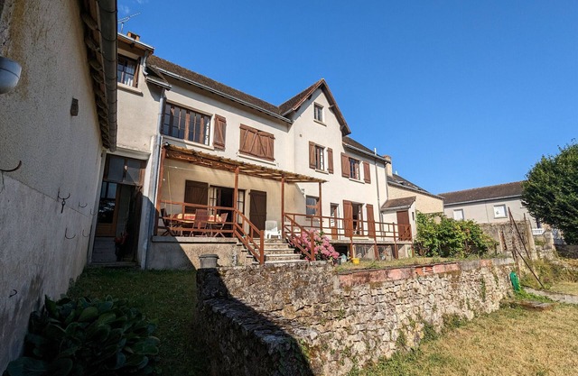 Spacious country house with garden and fireplace near a beach