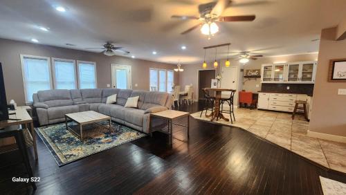 Spacious Downtown 4 Bedroom